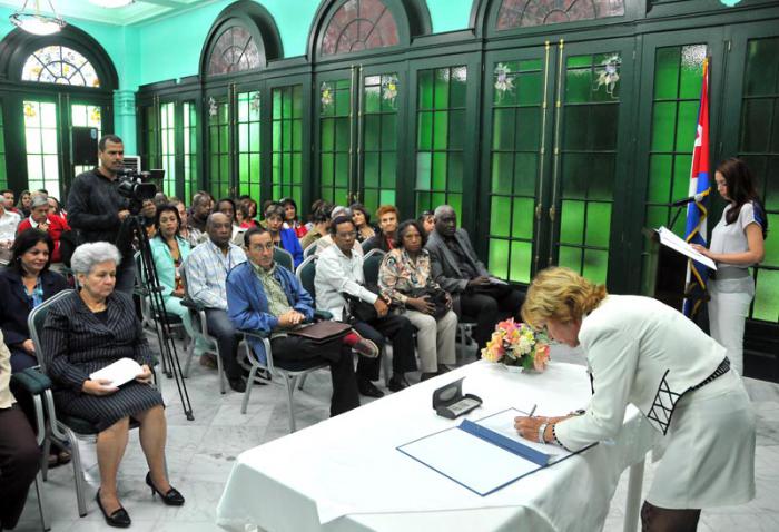 Firman código de ética los nuevos auditores nacionales de la contraloría general de la republica en presencia de Gladys Bejerano Portela vicepresidenta de consejo de estado y contralora General de la Republica.