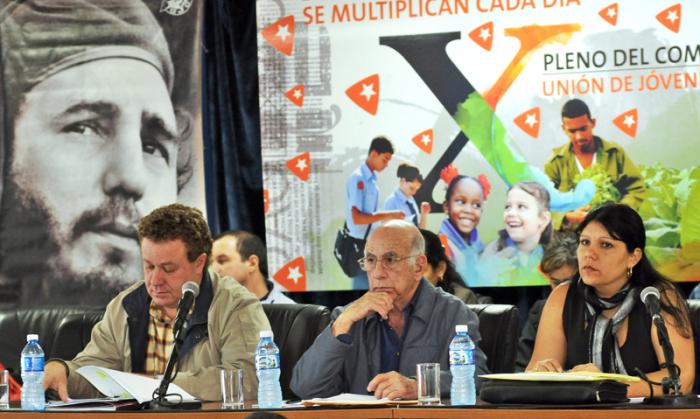 El Vicepresidente de los Consejos de Estado y de Ministros y segundo Secretario del PCC José Ramón Machado Ventura junto a Yuniaski Crespo Baquero 1ra Secretaria de la UJC Nacional reconocen a cuadro destacado de la UJC en el X Pleno de la organización juvenil en la Escuela de cuadros de la CTC Lázaro Peña.