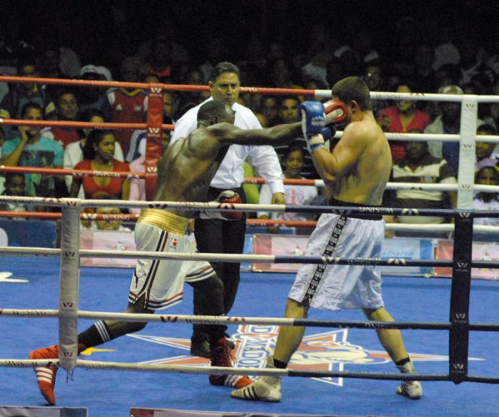 V Serie Mundial de Boxeo,combate de 91 kg entre Erislandy Savón de Cuba y Dmitriy Zayisev de Rusia.