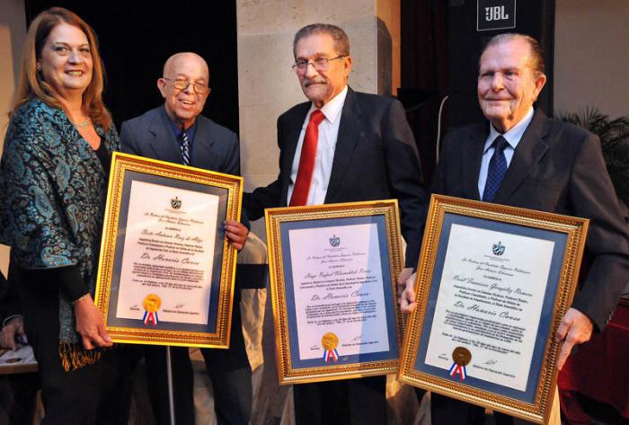 Alicia Alonso Becerra, Rectora de la CUJAE, entrego los Titulos de Doctores Honoris Causa a Izquierda a derecha a Sixto A. Ruiz de Alejo, Hugo R Wainshtok Rivas y Raúl González Romero.