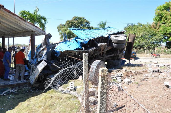 Camión en Sancti Spíritus impactó en una parada. El accidente dejó un saldo de cuatro muertos