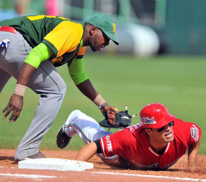 Serie del Caribe 2015 PR Tomateras de Mexico vs Pinar del Rio Cuba ganan los mexicanos 2 x 1 jugada en 1ra base