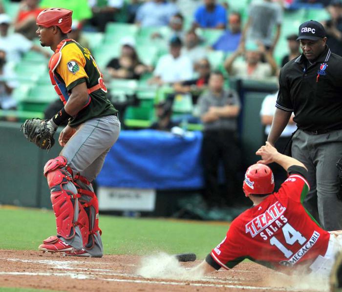 Serie del Caribe 2015 PR Tomateras de Mexico vs Pinar del Rio Cuba ganan los mexicanos 2 x 1 jugada home Issmael Salas anota la carrera del gane x mexico