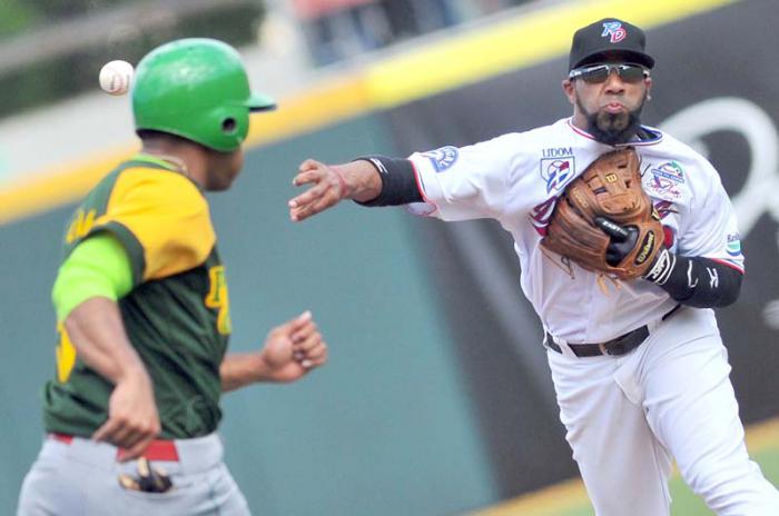 Serie del Caribe 2015 PR vs RD ganado x los Dominicanos 6 x 1 jugada en 2da base jugada de doble play