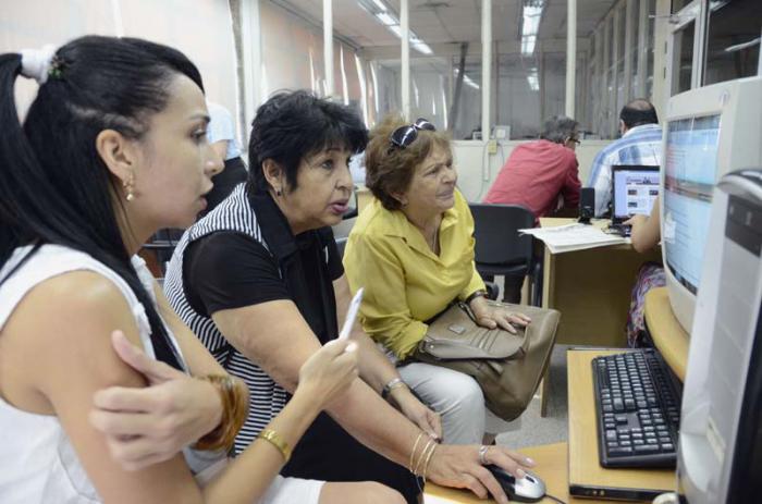 Foro interactivo por Internet con protagonistas de la novela cubana en turno por la TV Cubana La Otra Esquina, desde la redacción digital del periódico Granma.
Amelia Duarte, jefa redacción cultura (i); Diana Rosa Suárez (c) y Paula Alí (d)