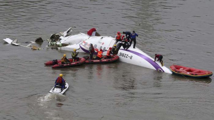 Cae avión de TransAsia Airways de Taiwán
