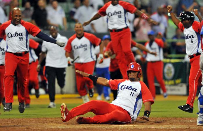 Serie del Caribe 2015 CUB-PR gana cuba 3 x 2 Alarcon anota la carrera del gano x jit de Roel Santos