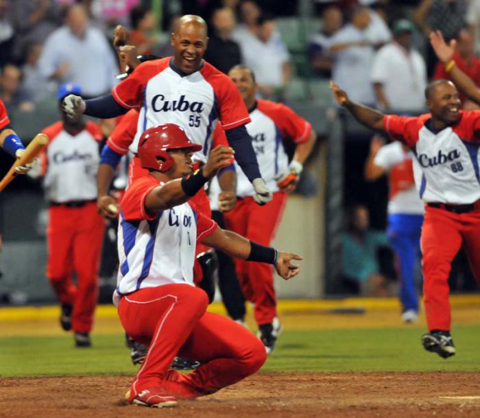 Serie del Caribe 2015 CUB-PR gana cuba 3 x 2 Alarcon anota la carrera del gano x jit de Roel Santos