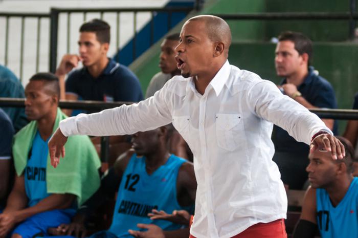 Raynel Panfet, director técnico de Capitalinos, reacciona durante primer juego del duelo Capitalinos-Santiago de Cuba de la Liga Superior de Baloncesto con sede en la cancha de La Mariposa el viernes 30 de enero de 2015 en La Habana, Cuba. FOTO de Calixto N. Llanes/Juventud Rebelde (CUBA)