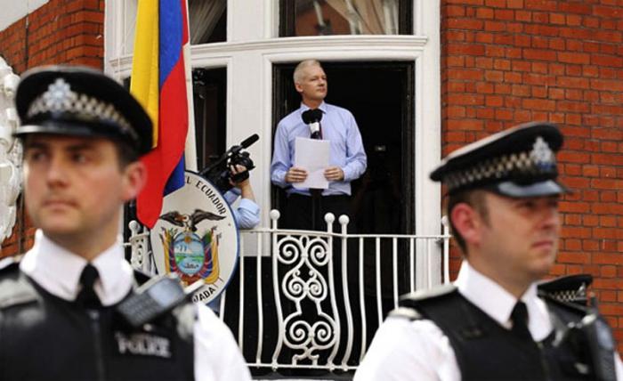 Julian Assange en embajada de Ecuador 