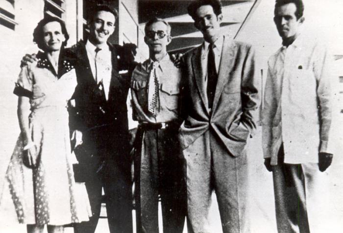 Camilo Cienfuegos con sus padres y hermanos: Emilia Gorriarán, Ramón Cienfuegos, Osmany y Humberto Cienfuegos.