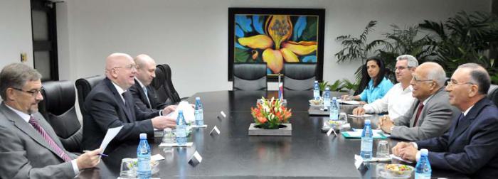 Ricardo Cabrisas Ruiz, Vicepresidente del Consejo de Ministros, recibe a Vasiliy Aleksieyevich Nebenzya, Viceministro de Asuntos Exteriores de la Federación de Rusia. Se encontraban además Mikhail L. Kamynin, Embajador de Rusia y el director de Europa y Canadá Elio Rodríguez Perdomo de Cuba.