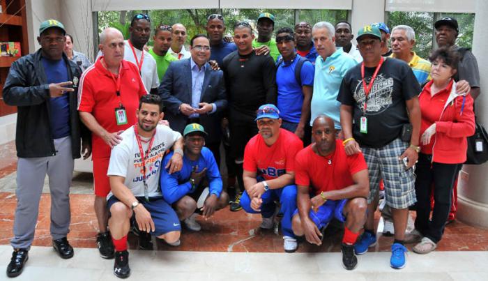 Encuentro de Gilberto Santa Rosa con el equipo cuba de béisbol en Puerto Rico