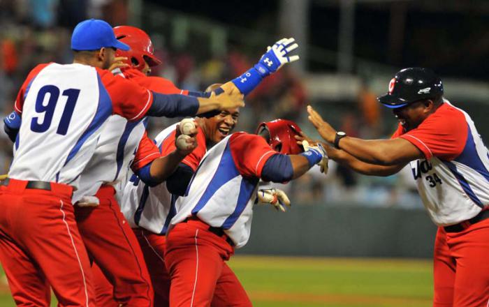 Serie del Caribe 2015 CUB-PR gana cuba 3 x 2 Alarcon anota la carrera del gano x jit de Roel Santos