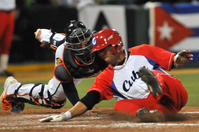Semi Final de la serie del caribe PR 2015 entre Cuba vs Venezuela