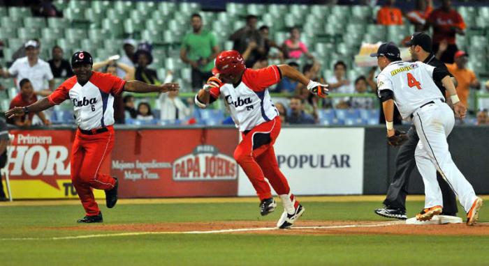 Semi Final de la serie del caribe PR 2015 entre Cuba vs Venezuela Frederic  Cepeda