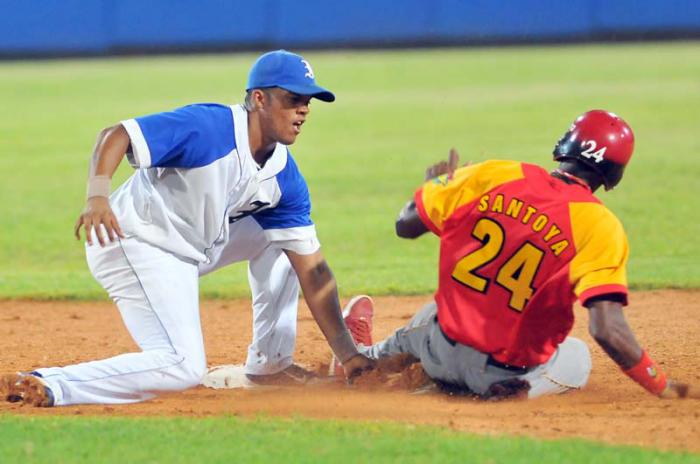 Seguda etapa de la serie 54 equipos IND y MTZ se enfrentan en el estadio Latino Americano Jugada en 2ra base Raiko Olivare IND YASIEL SANTOYA ZULUETA MTZ