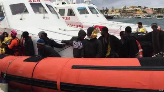 Inmigrantes son rescatados ayer por salvavidas de la costa de Lampedusa