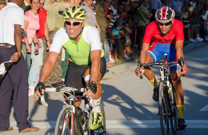 Clásico Guantánamo-La Habana. Etapa circuito Guantánamo, 25 vueltas a avenida Camilo Cienguegos. En la foto Jean Carlos Arias (izq), de Las Tunas, fue el ganador de la etapa, el segundo lugar fue para José Mojica (d), de Artemisa.