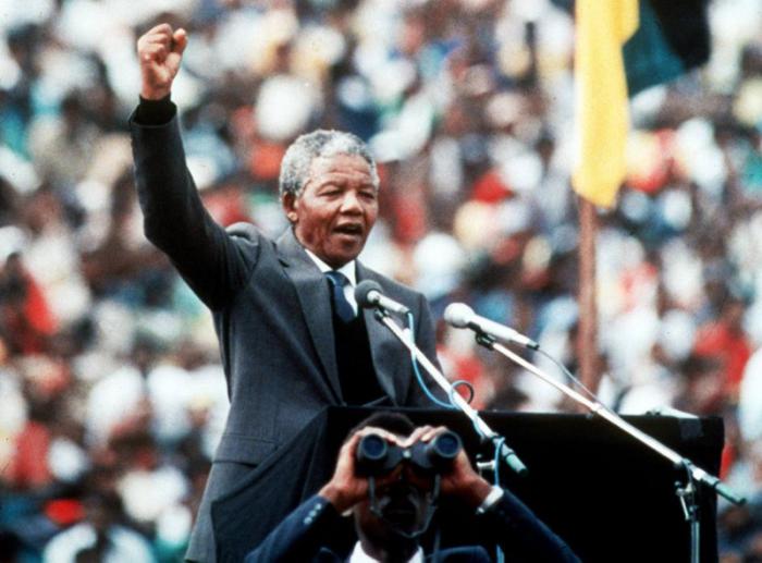 Cientos de miles de personas aplaudiendo el primer discurso de nuevo presidente sudafricano Nelson Mandela pronunciado en Cape Town 