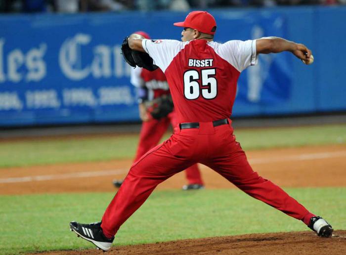 52 Serie Nacional de Beisbol- equipo Santiago de Cuba Alberto Bicet Lanzador
