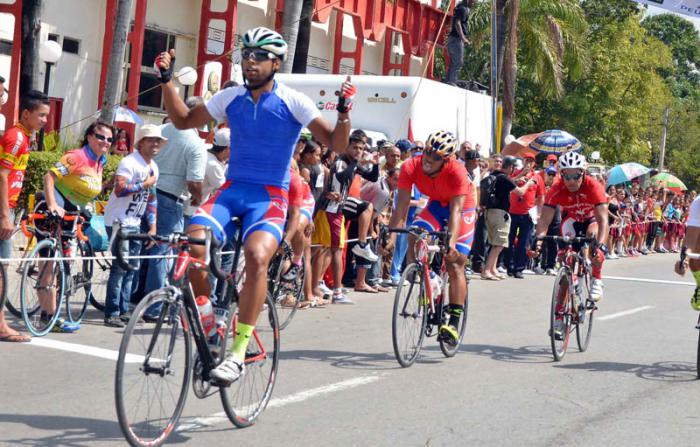 El mayabequense Yasmani Viamontes festejó por adelantado su cumpleaños, ganando la cuarta etapa del Clásico Ciclístico -Etapa Stgo-Bayamo.