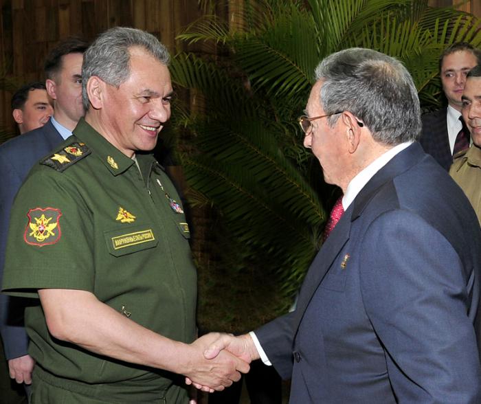 El General de Ejército Raúl Castro Ruz, Presidente de los Consejos de Estado y de Ministros, recibió en la tarde de este viernes al General de Ejército Serguei Kuzhuguetovich Shoigu, ministro de Defensa de la Federación de Rusia