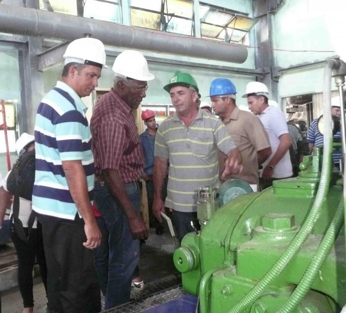 Valdés Mesa constata la recuperación de la planta eléctrica del central Roberto Ramírez, destruida por un incendio el pasado 13 de enero.