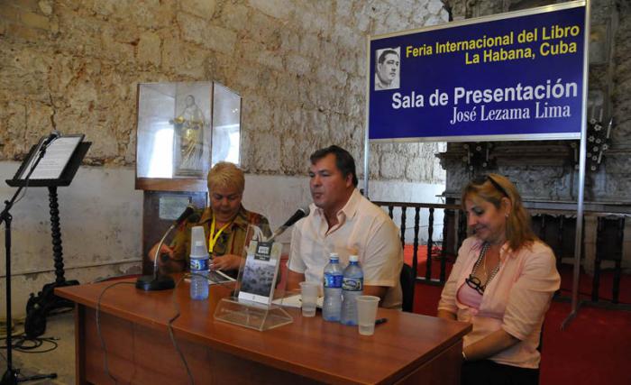 El Héroe de la República de Cuba Ramón Labañino presentó su poemario Gaviotas Blancas en la feria del Libro