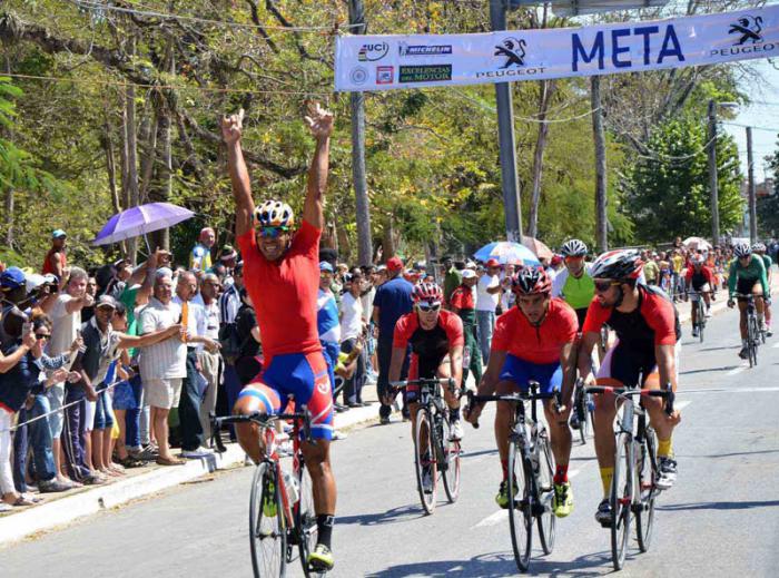 El guantanamero Santa Clara irrumpió en Camagüey, encabezando la kilométrica fuga que puso líder al espirituano Joel Solenzal. 
