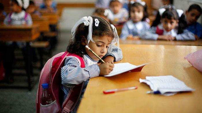 niña escribiendo