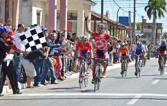 Arnold Alcolea, de Santiago de Cuba, ganó la 6ta etapa Camaguey-Ciego de Ávila del Clásico de Ciclismo Guantánamo-La Habana.