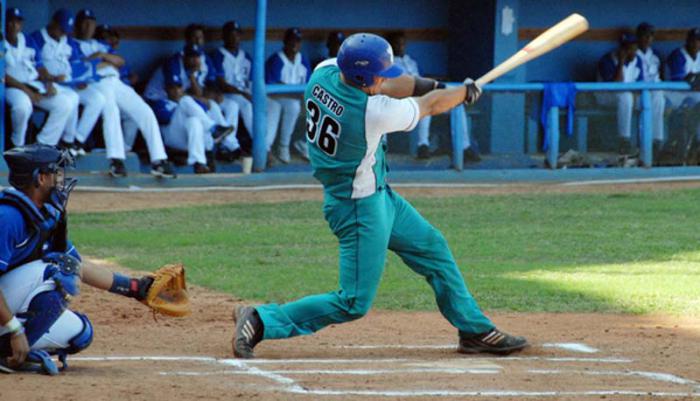 El jugador de Isla de la Juventud, Luis Abel Castro, batea en la Serie Nacional. 
