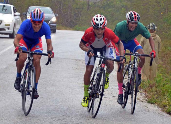 De izq a der Yennier López (ganador de Tope de Collantes, Premio de Montaña, de Granma), Arnold Alcolea (3er lugar de Tope de Collantes, de Santiago de Cuba) y José Mojica (2do lugar de Tope de Collantes, de Artemisa), durante la subida a Tope de Collantes, en el Clásico de Ciclismo Guantánamo-La Habana.