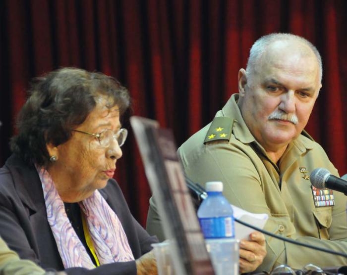 Reto a la soledad, del coronel Orlando Cardoso Villavicencio fue presentado por la doctora María Dolores Ortiz. 