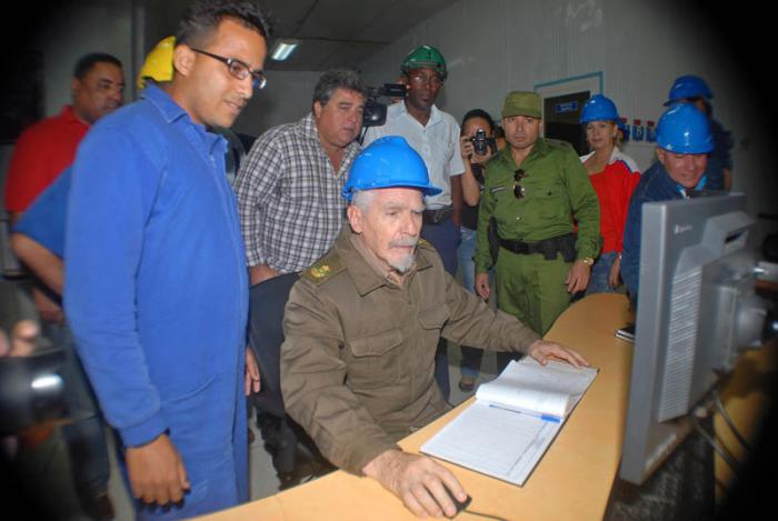 El Comandante de la Revolución Ramiro Valdés Menéndez acciona los mecanismos de arranque que dejan oficialmente inagurada la Central Diesel Eléctrica Moa
