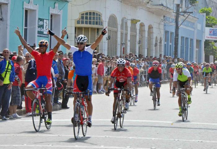 El habanero Leandro Marcos (al centro) se agenció la novena etapa del giro para regalarle el triunfo a su padre.
