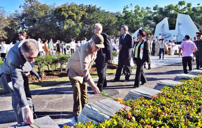 Ceremonia de Colocación de ofrenda Floral con motivo del Aniversario 97 del día de los defensores de la Patria. En el Mausoleo al Soldado Internacionalista Soviético. Miembro del Buró Político y Viceministro de las FAR General de Cuerpo Ejército Ramón Espinosa Martín y Mijail Kaminin, Embajador de Rusia en Cuba colocan flores en los nichos.
