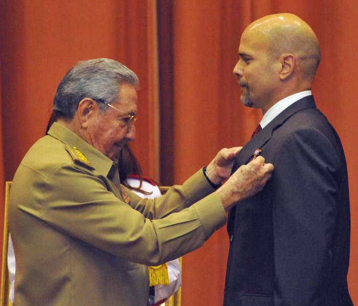 condecora Raúl a los cinco