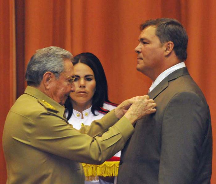 condecora Raúl a los cinco