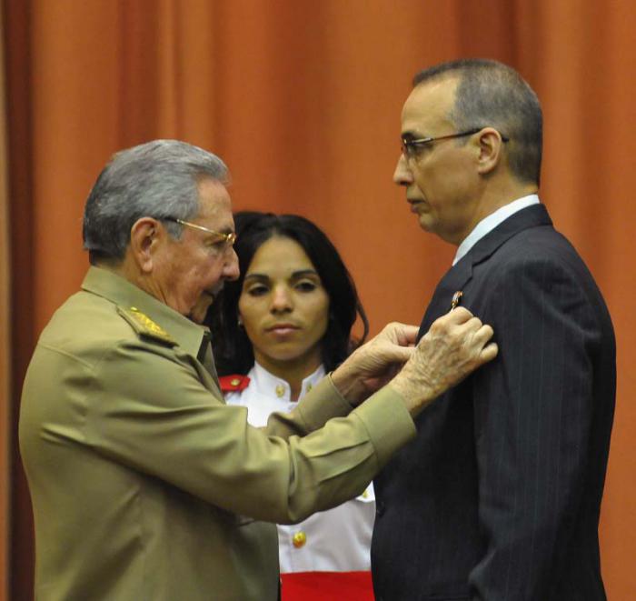 condecora Raúl a los cinco