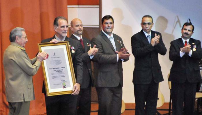 condecora Raúl a los cinco
