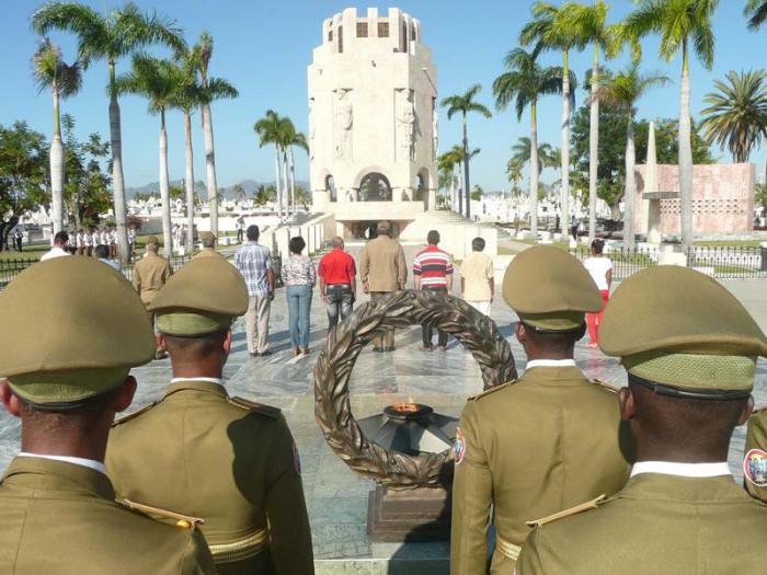 Ante el mausoleo de José Martí tuvo lugar el homenaje por el aniversario 120 de la Revolución del 95. 