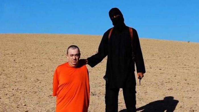 El nombre verdadero del individuo es Mohammed Emwazi. 