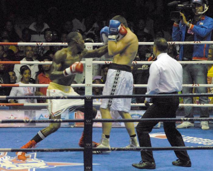 V Serie Mundial de Boxeo,combate de 91 kg entre Erislandy Savón de Cuba y Dmitriy Zaytsev de Rusia.
