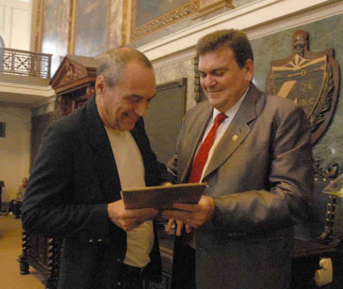 Dr.Gustavo Cobreiro Suárez rector de la Universidad entrega la placa 280 Aniversario de la Habana al Instituto Finlay lo recibe el Dr.Vicente Verez Bencomo.