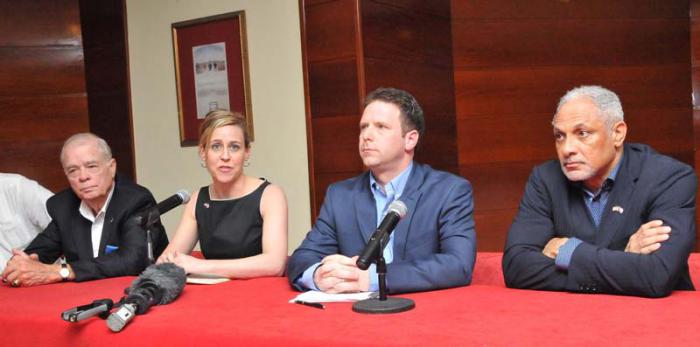 Conferencia de prensa de la coalición agrícola de EE.UU. , de izquierda a derecha John Block, ex secretario de Agricultura de Reagan, Devry  Boughner, Presidenta de la Coalición, Paul Johnson, Secretario de la coalición y Michael Espy, ex secretario de Agricultura de Clinton.