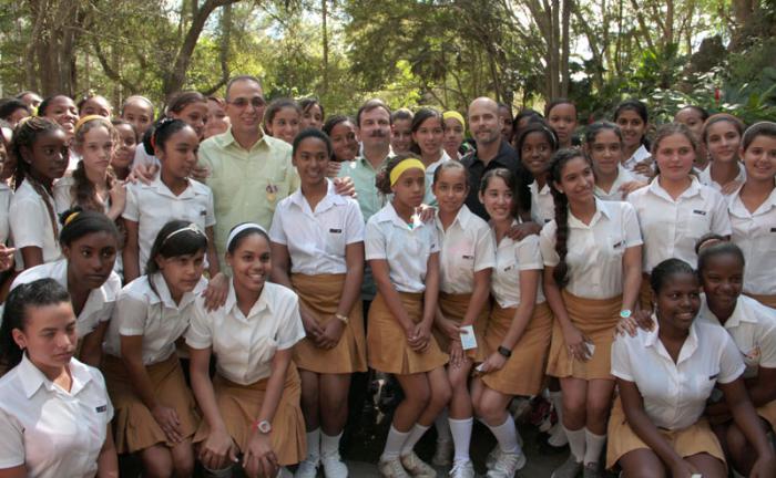 Acto por el 55 Aniversario de la FMC. Condecoración de la FMC a los Cinco Héroes cubanos. Entrega de carnets a nuevas pioneras federadas. Presidieron el acto, Gerardo Hernández, Antonio Guerrero, Fernando Gonzáles, Héroes de la República de Cuba, fueron condecorados por Teresa Amarelle, Secretaria General de la FMC.