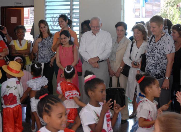 Sr. Anthony Lake director ejeutivo del Fondo de Naciones Unidas para la Infancia, visita el Circulo Infantil Mi Alegre Pelota