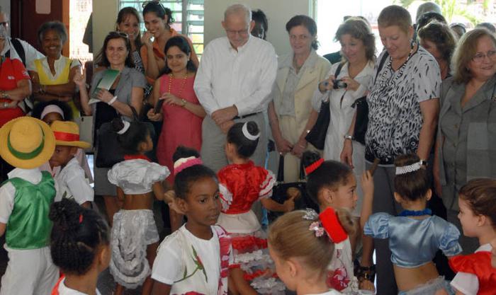 Sr. Anthony Lake director ejeutivo del Fondo de Naciones Unidas para la Infancia, visita el Circulo Infantil Mi Alegre Pelota